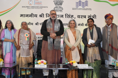 Hon. Minister of Textiles, Shri Giriraj Singh, Honors Artisans and Weavers on Republic Day 2025