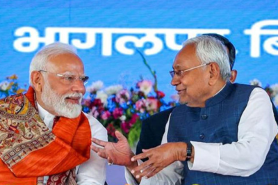 PM Modi Criticizes Lalu Prasad Over Maha Kumbh Comments in Bihar Rally